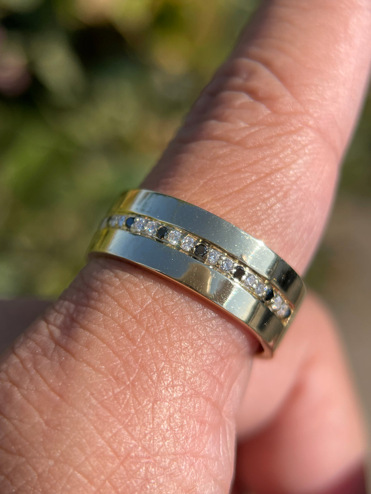 Polished Centered Diamond Wedding Band 14K Gold MR017