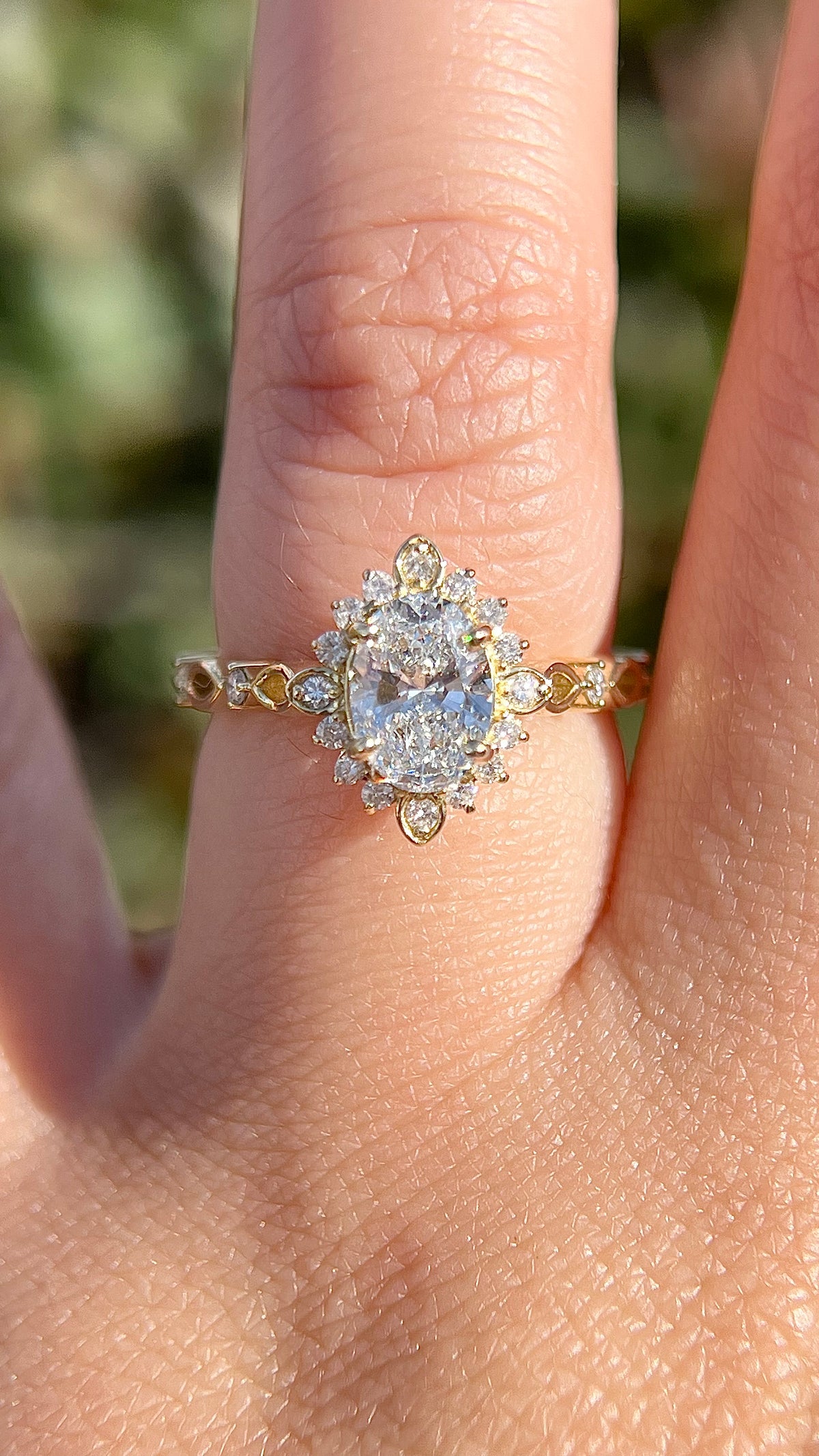 Sora 1.01ct E-VVS2 Oval Cut Lab Grown Diamond Engagement Ring 14K Gold