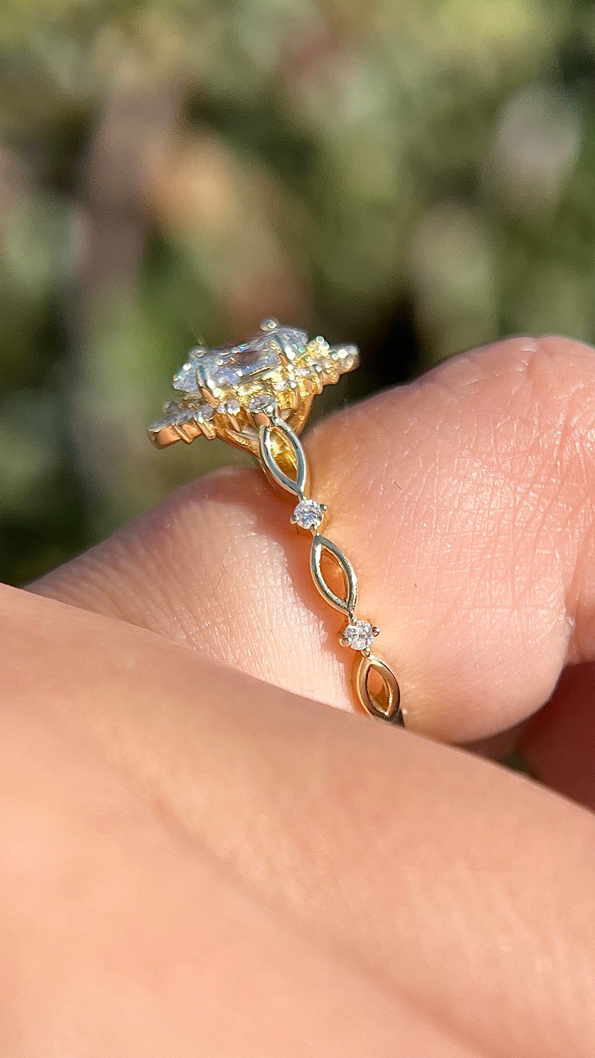 Sora 1.01ct E-VVS2 Oval Cut Lab Grown Diamond Engagement Ring 14K Gold