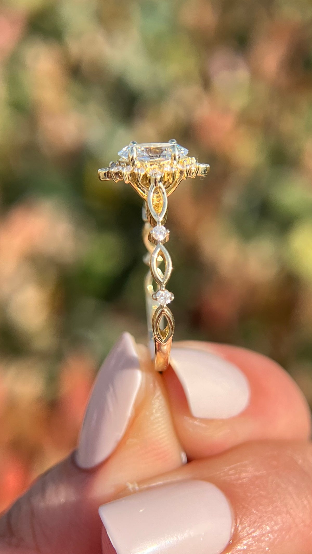 Sora 1.01ct E-VVS2 Oval Cut Lab Grown Diamond Engagement Ring 14K Gold