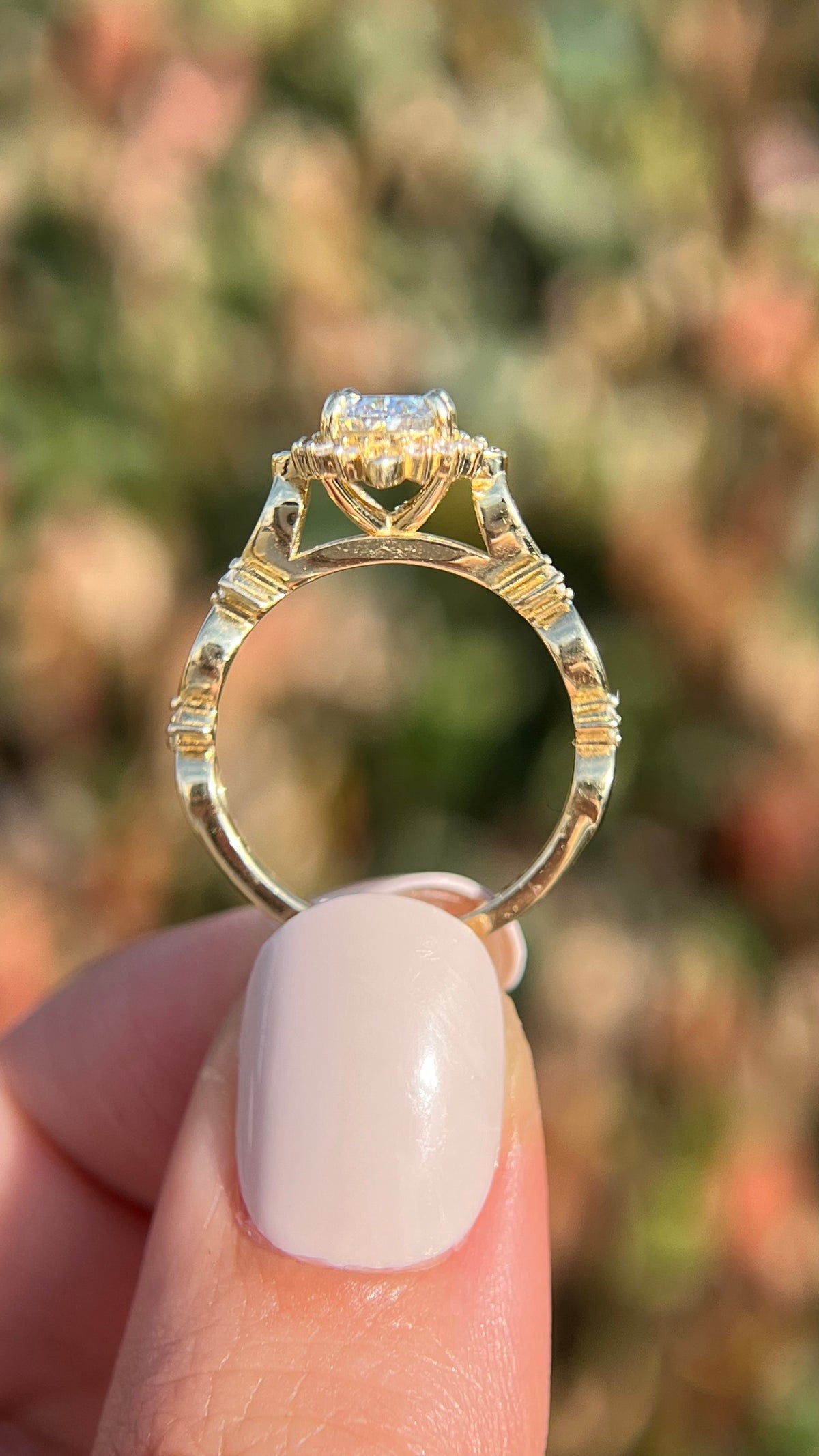 Sora 1.01ct E-VVS2 Oval Cut Lab Grown Diamond Engagement Ring 14K Gold