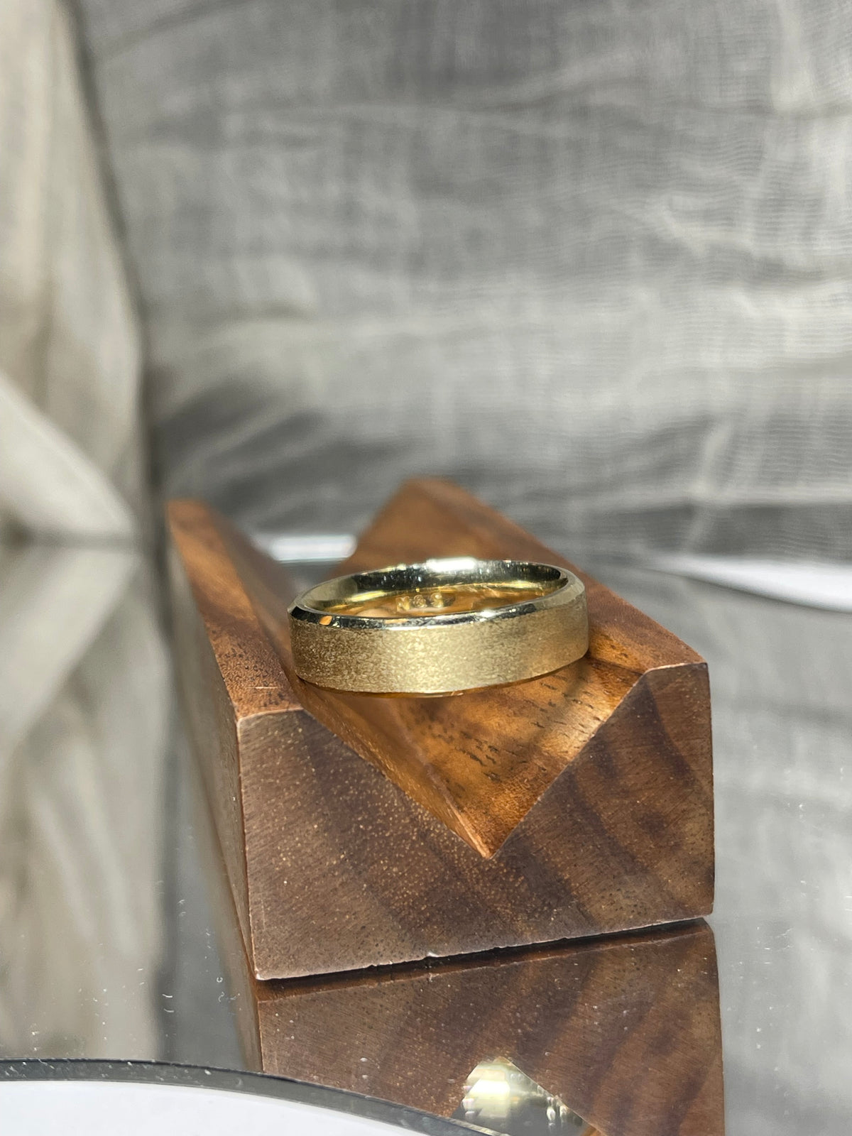 Men&#39;s Comfort Fit 7mm Brushed 14K Solid Gold Wedding Band MR006