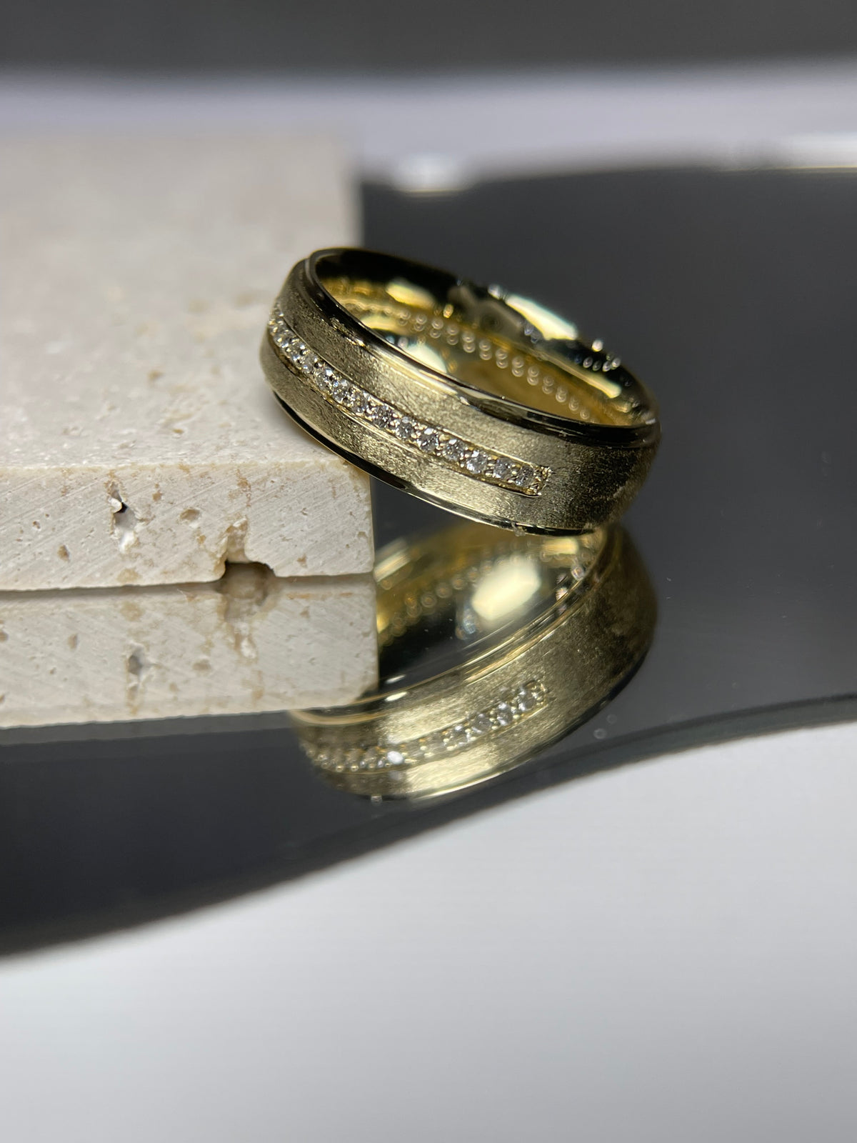 Men&#39;s 0.60ct Brushed Center Row Diamond Wedding Band 14K Gold MR008