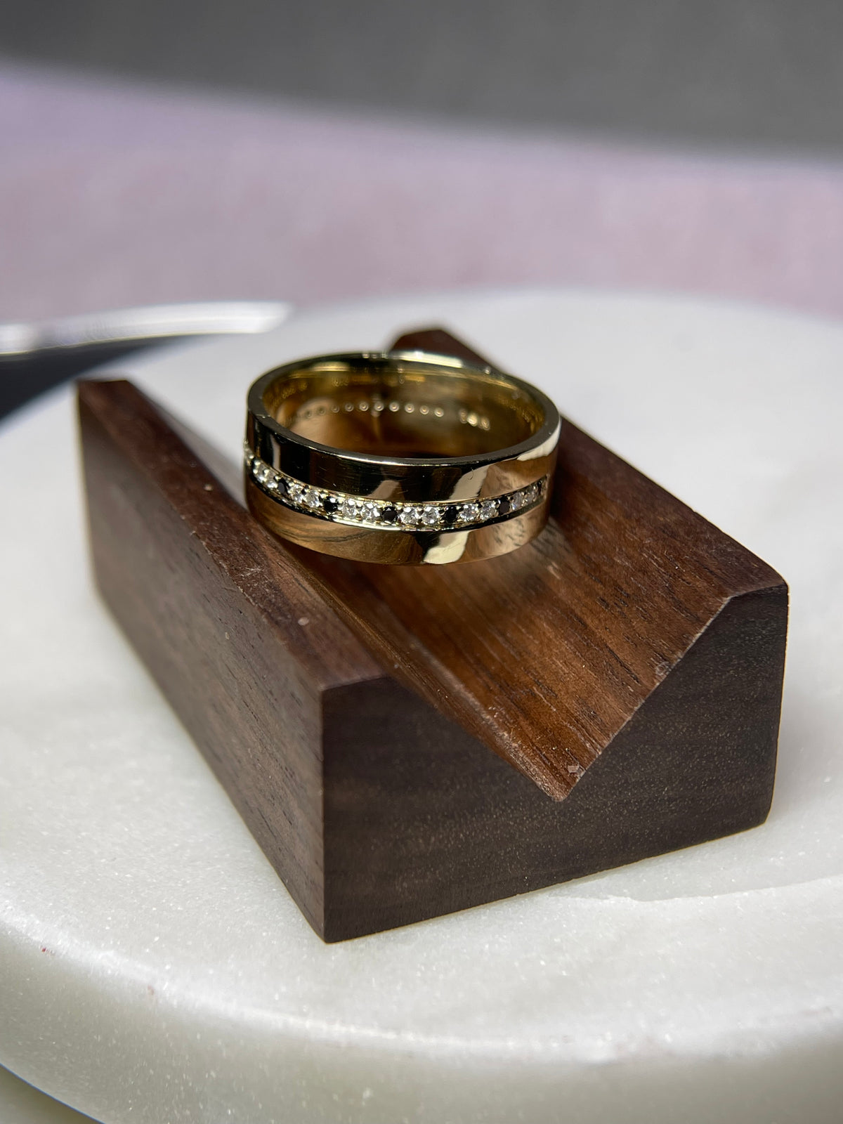 Polished Centered Diamond Wedding Band 14K Gold MR017