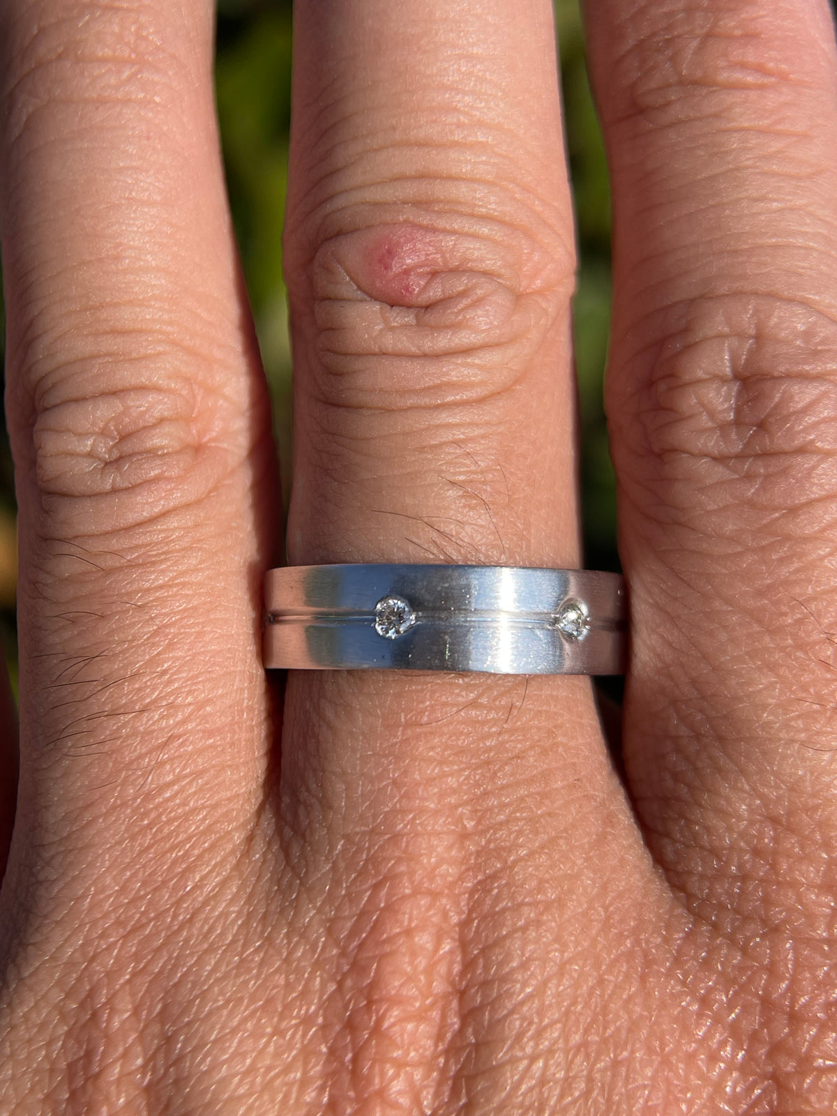 Brushed Center Line Bezel Diamond Wedding Band 14K Gold MR018