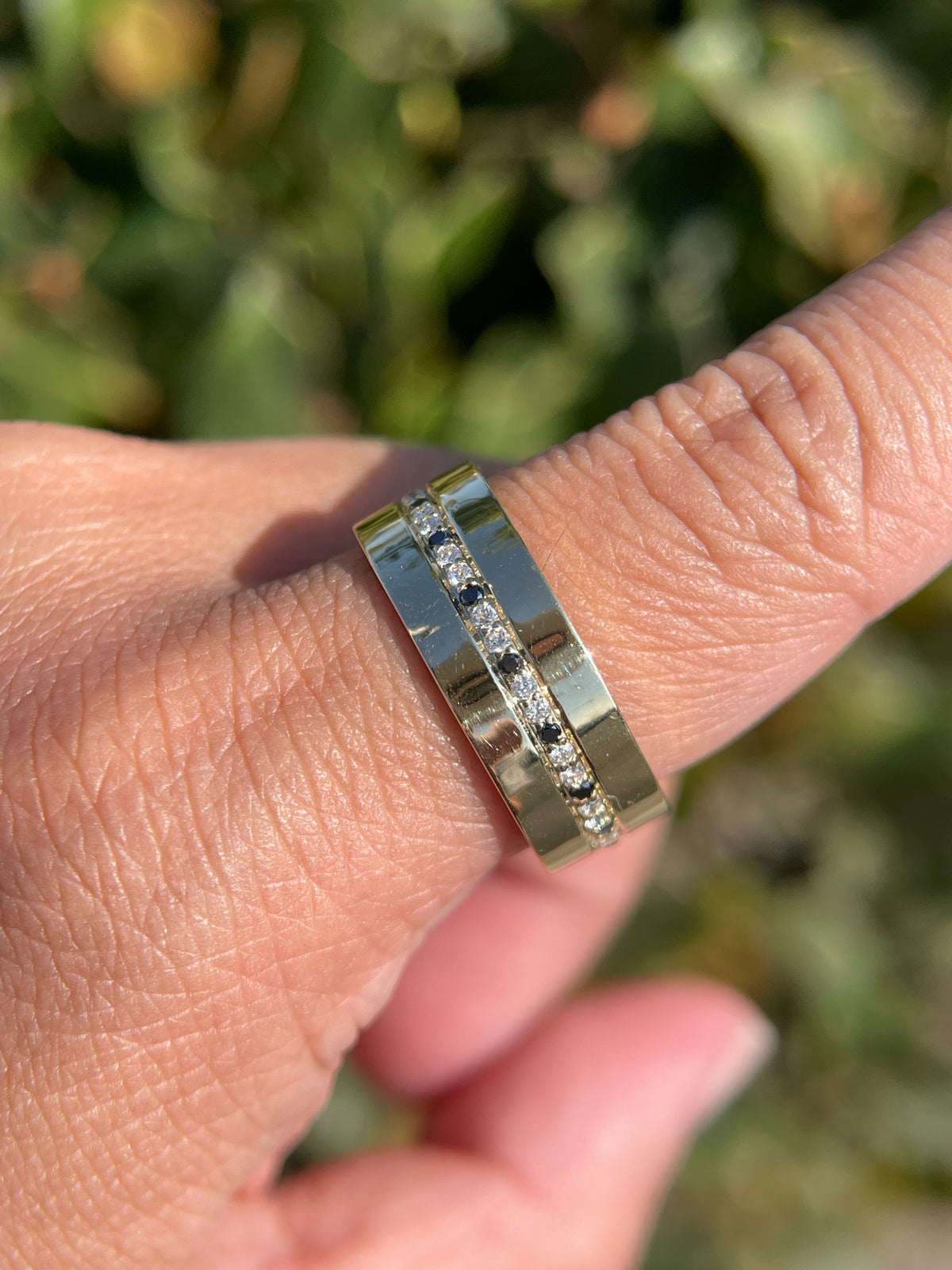 Polished Centered Diamond Wedding Band 14K Gold MR017