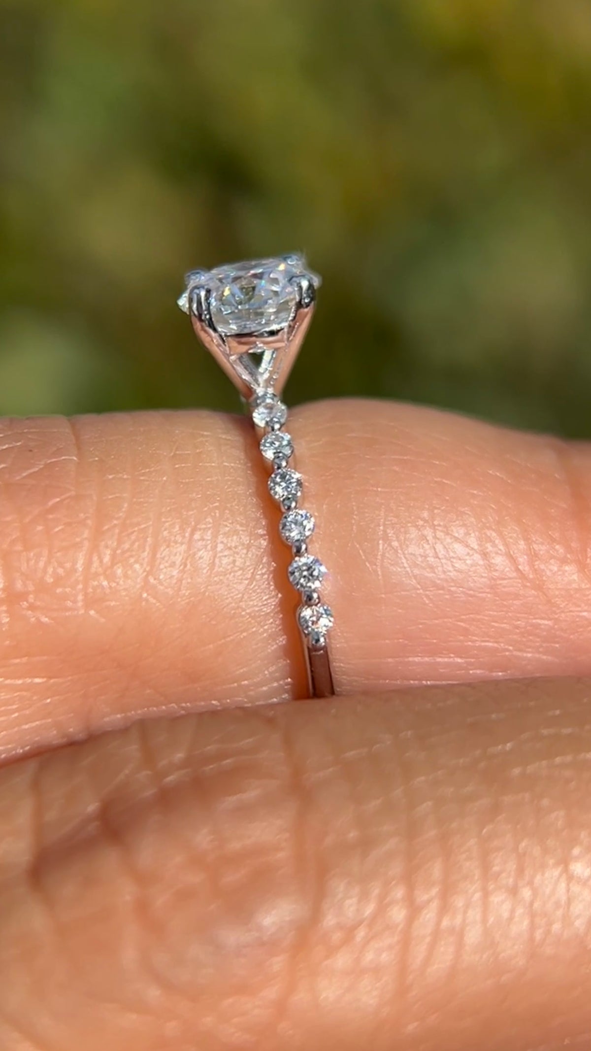 Iris 1.08ct E-VS1 Round Cut Lab Grown Diamond Engagement Ring 14K Gold