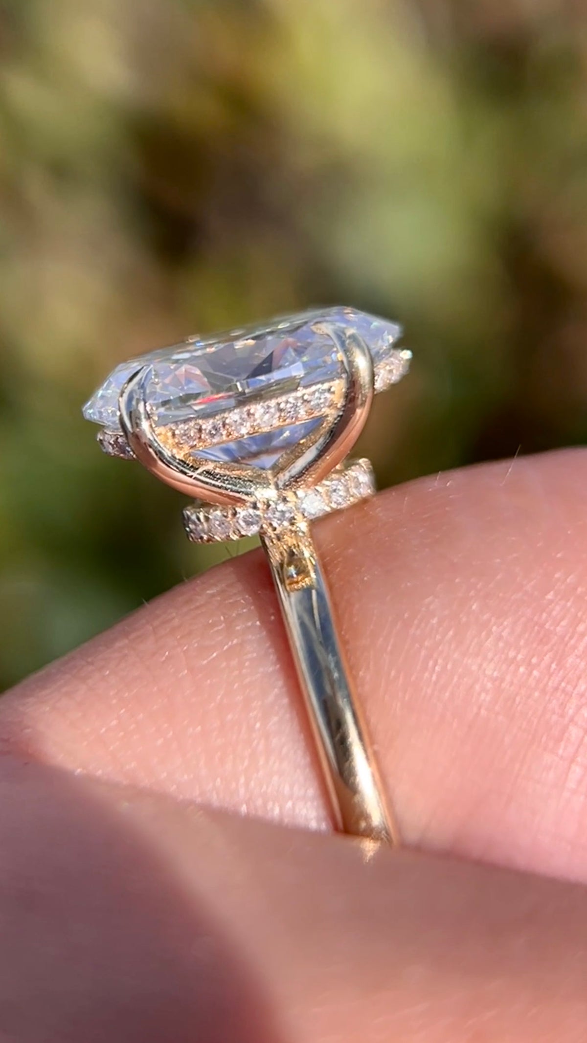 Sandy 5.03ct F-VS1 Oval Cut Lab Grown Diamond Engagement Ring 14K Gold